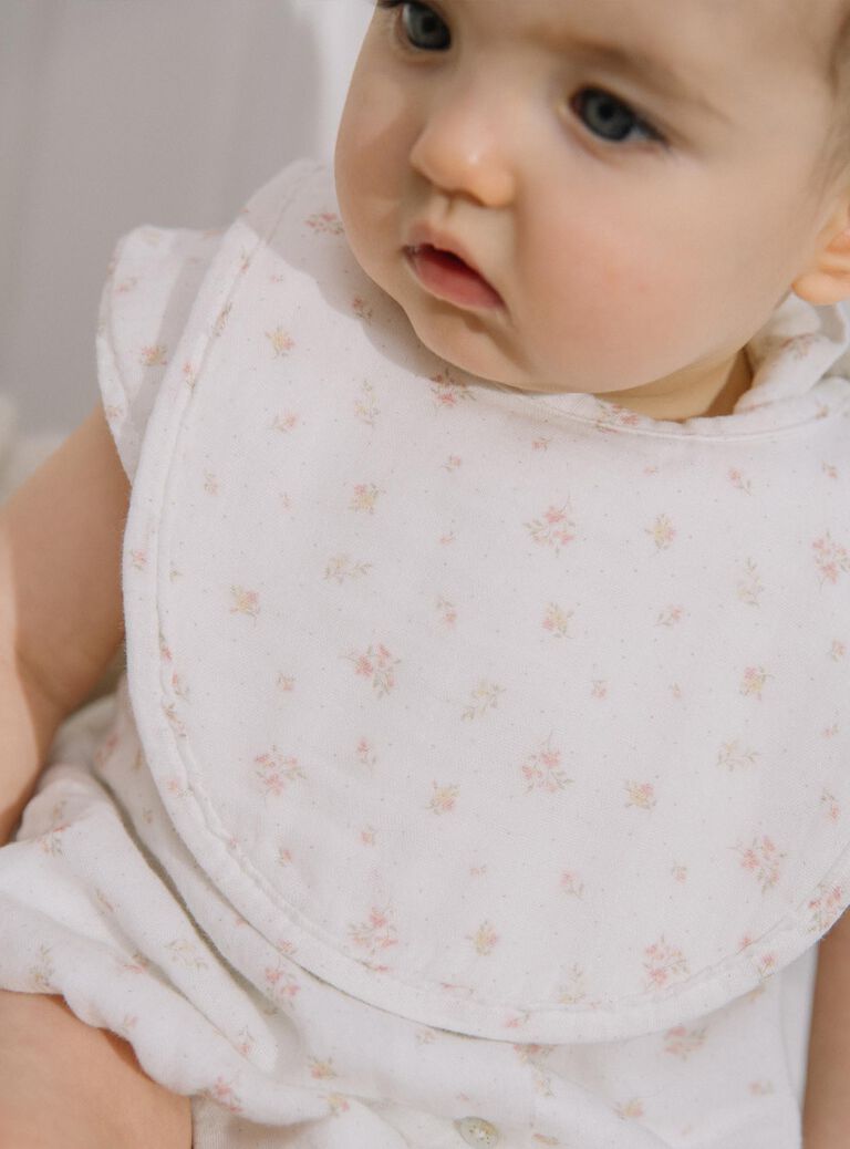Bavoir vanille à imprimé fleuri en double gaze de coton