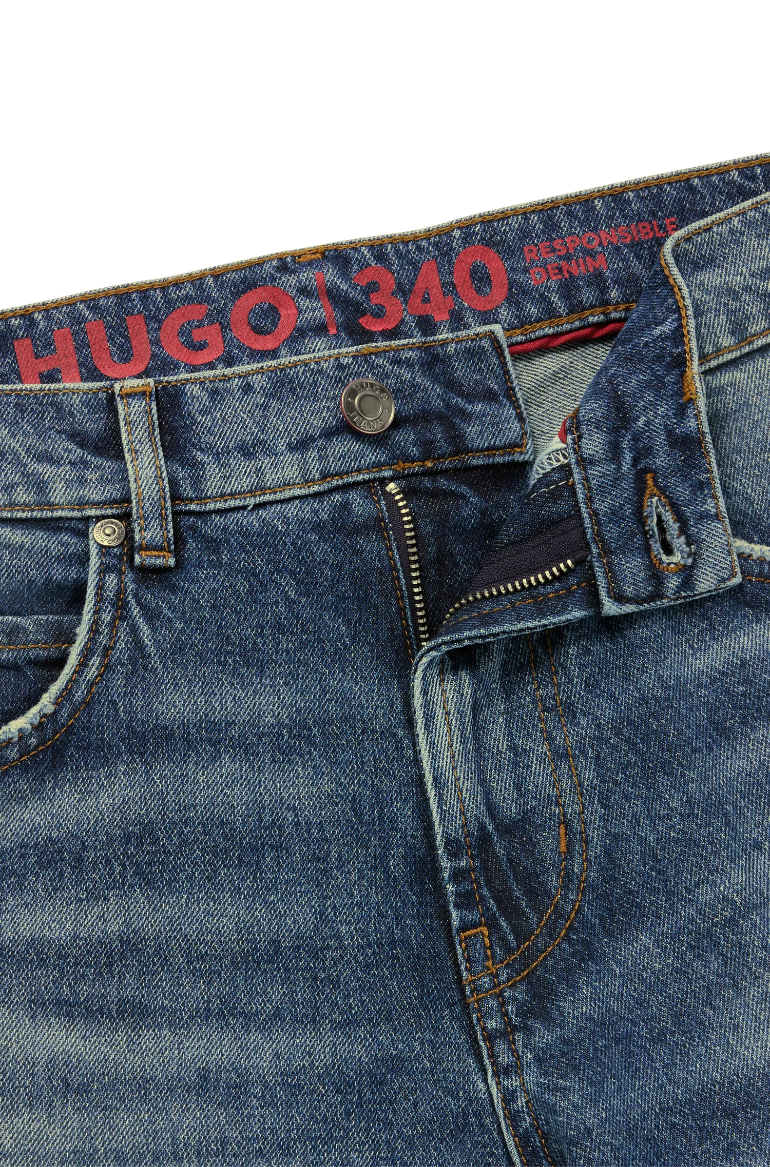 Calça jeans HUGO vermelha, modelagem folgada, em denim confortável com elasticidade e lavagem vintage.
