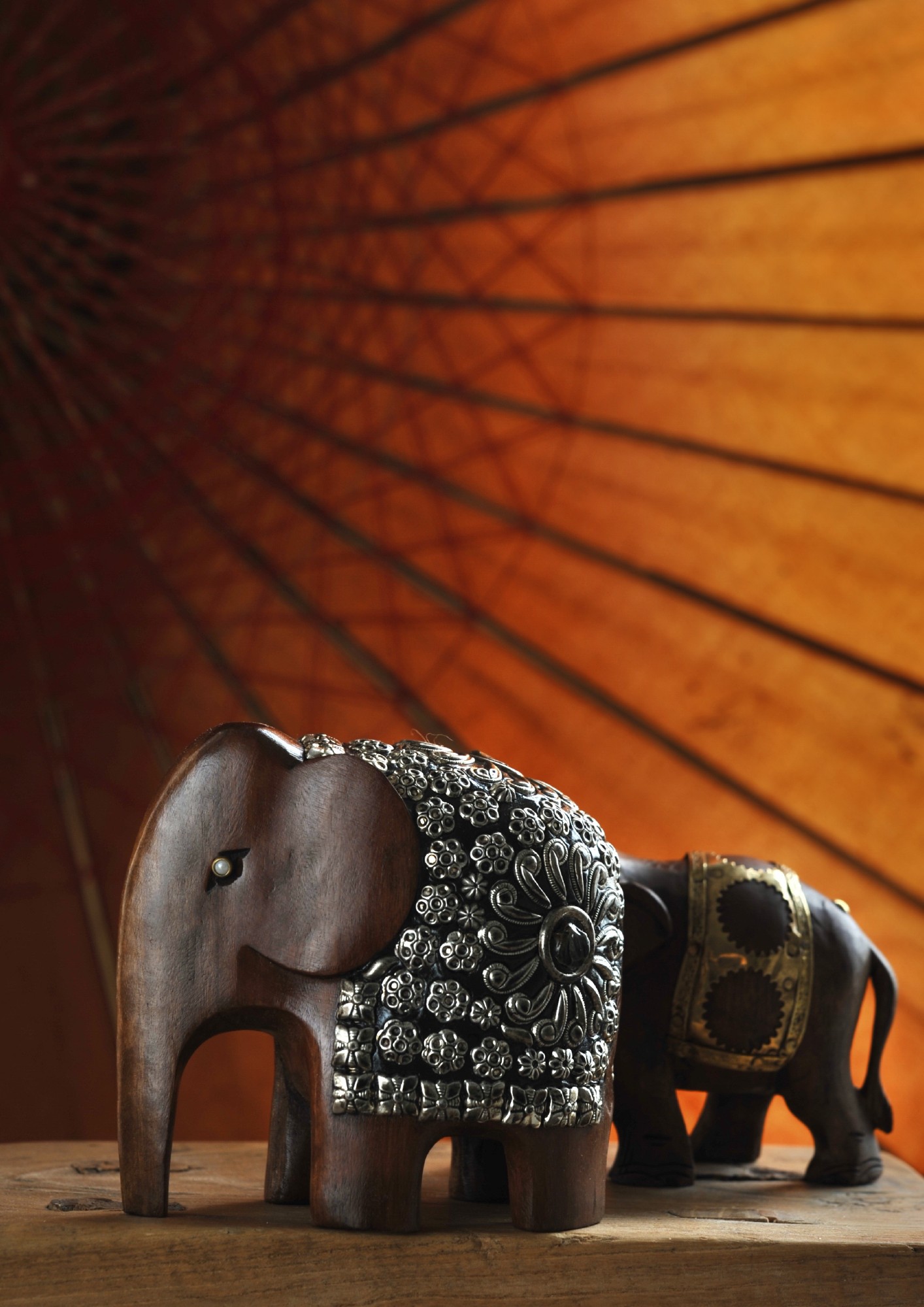 Elefant aus Holz mit Metall- & Steinschmuck, braun, silber, H 10 cm, B 12 cm, T 6 cm von fischer's lagerhaus