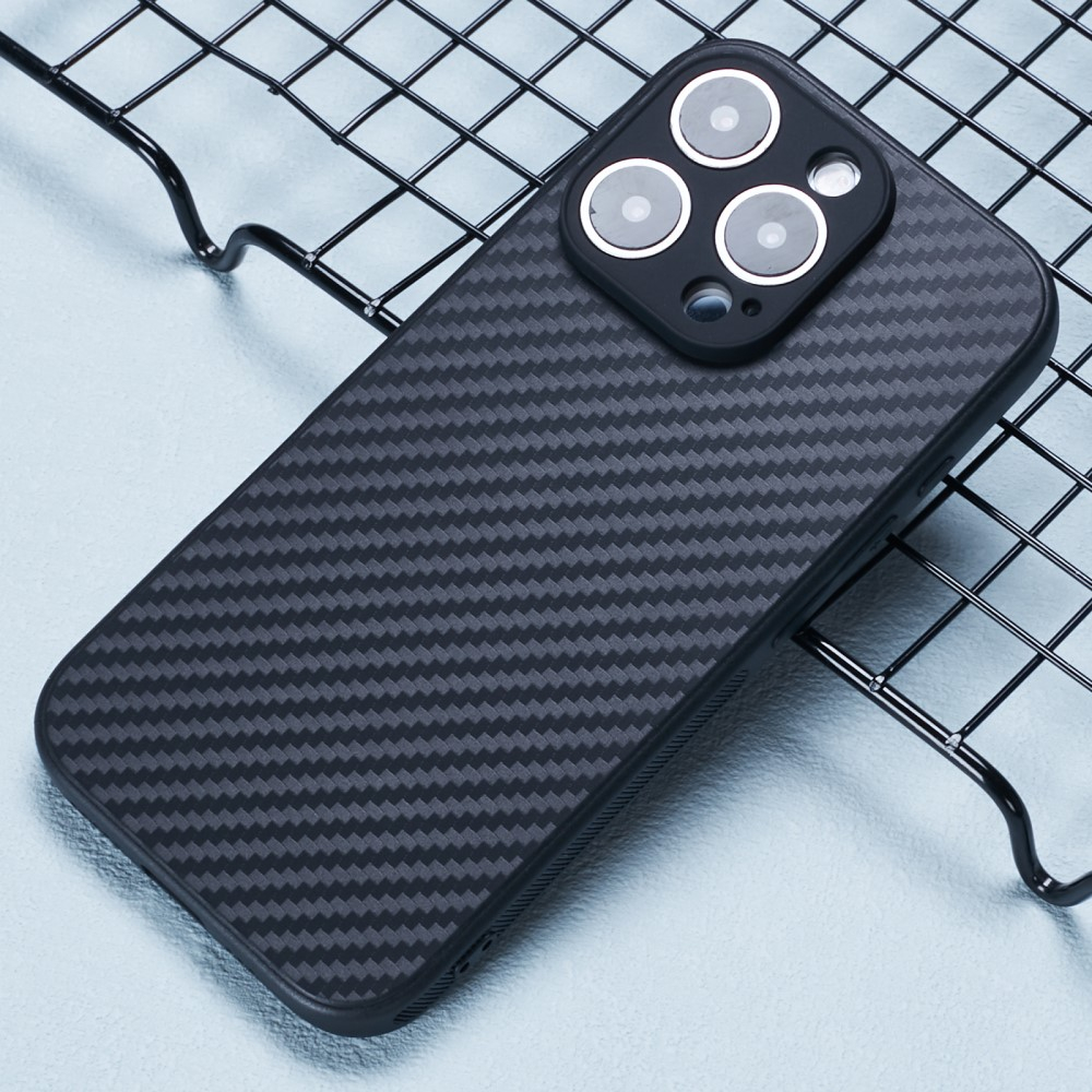 iPhone 16 Pro Max Gummi Hülle im Carbon Look - Schwarz
