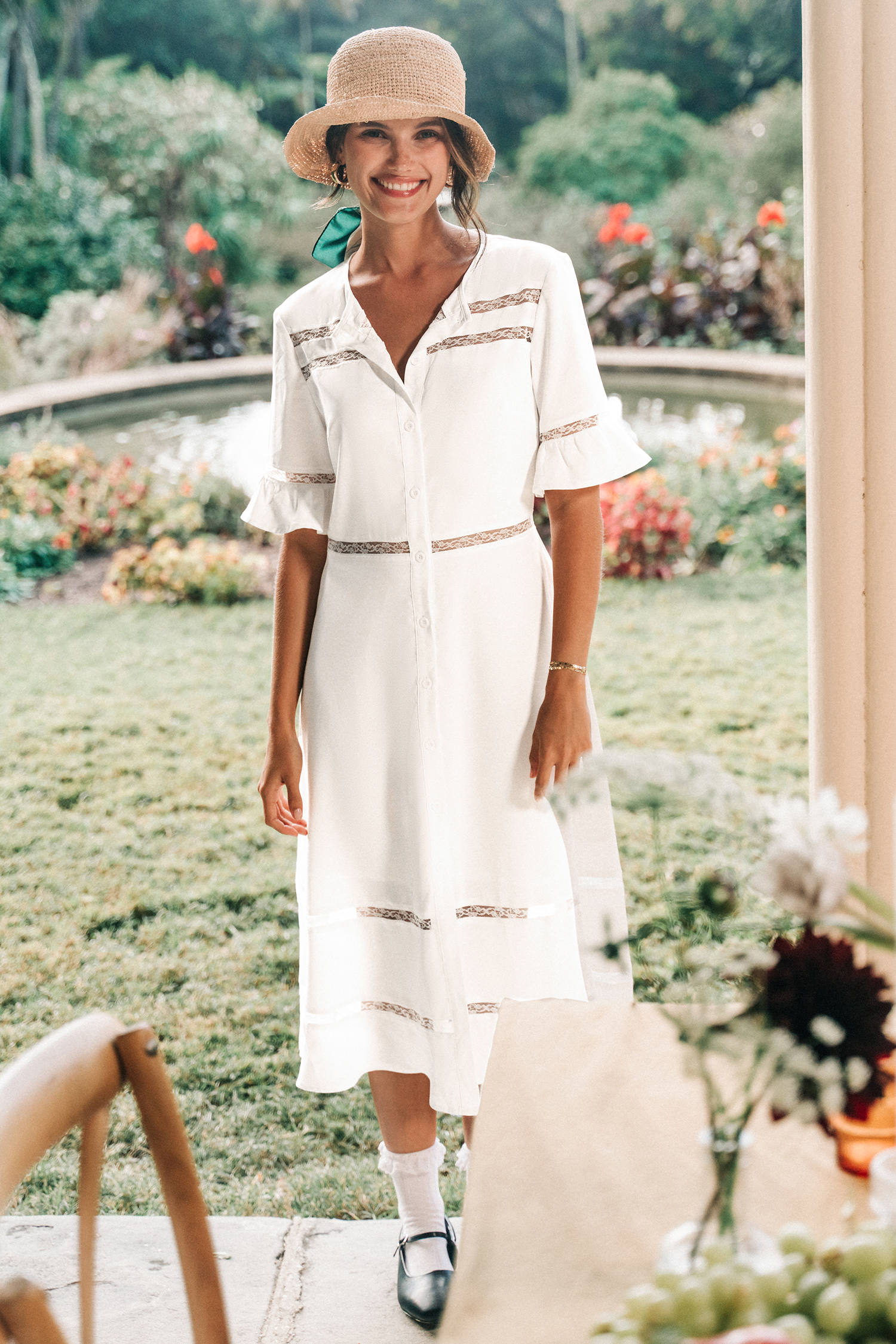 Robe midi blanche à manches évasées et boutons en dentelle