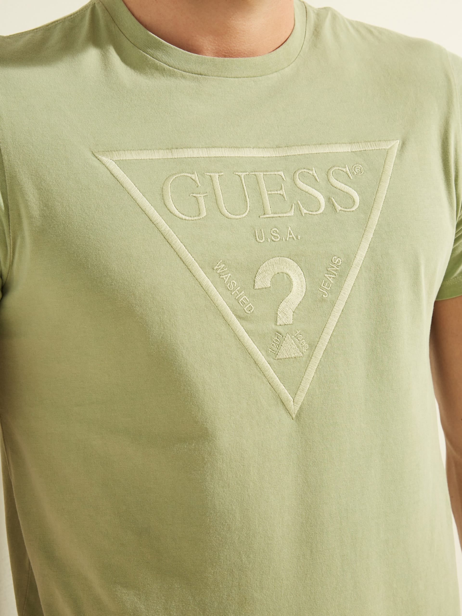 Camiseta com logotipo bordado