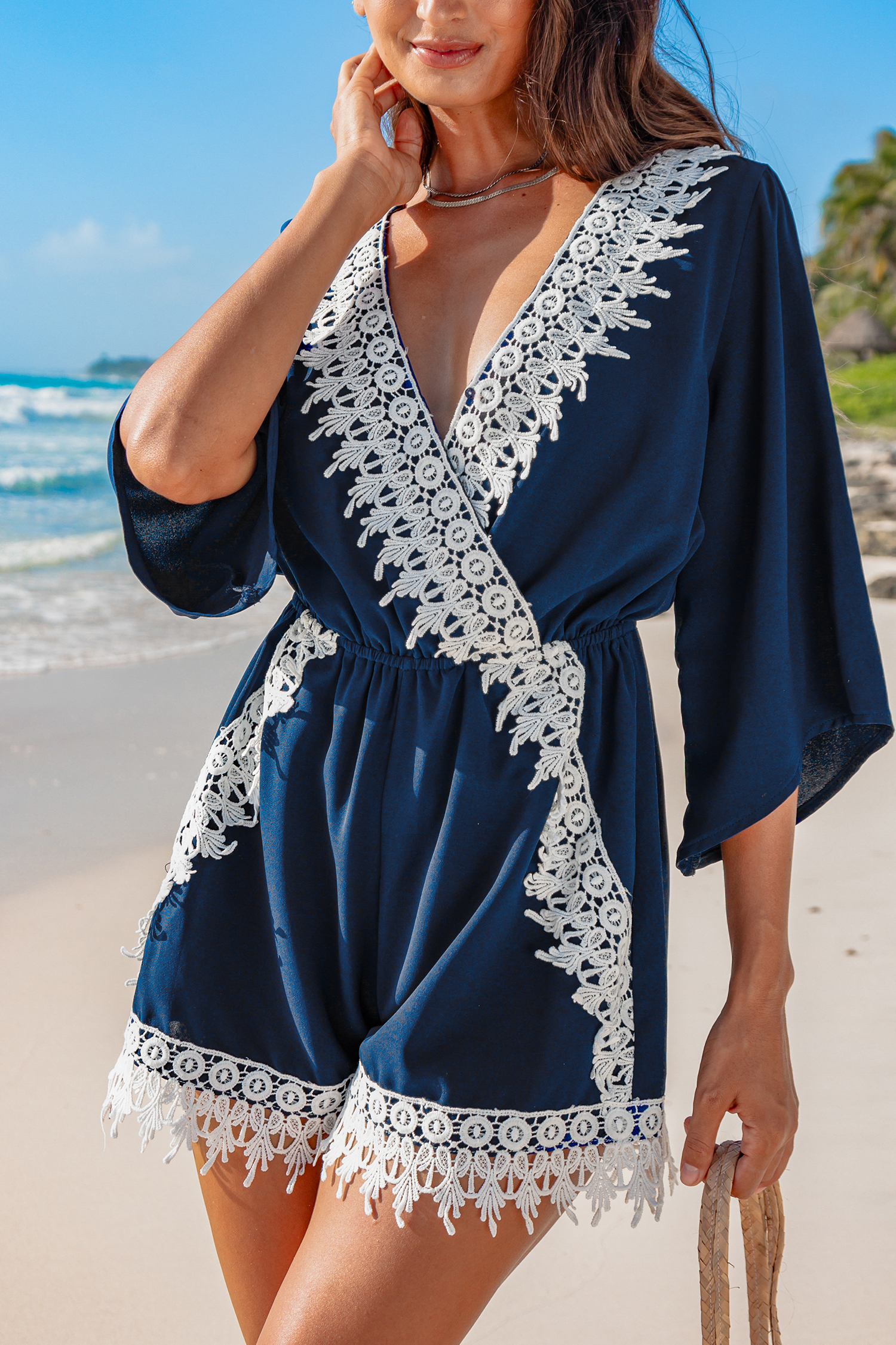 Combishort avec col surplis à bretelles bleu marine en dentelle