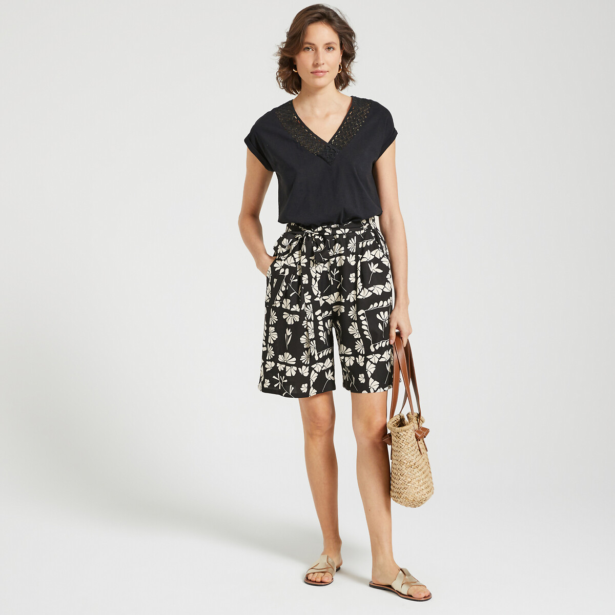 ANNE WEYBURN<br>Camiseta com decote em V, mangas curtas e detalhe em macramê