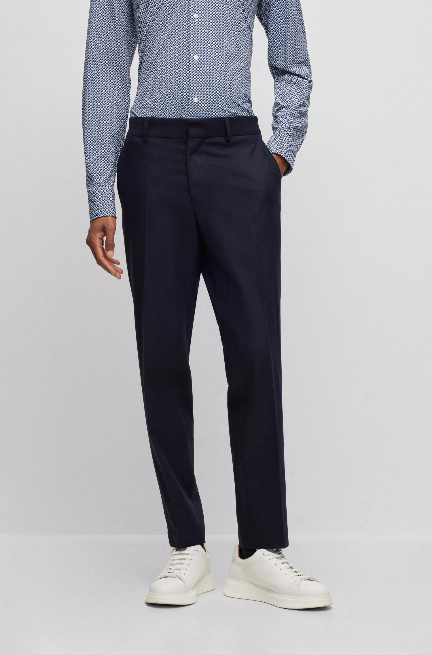 Calça social BOSS preta, corte slim, em tecido elástico.