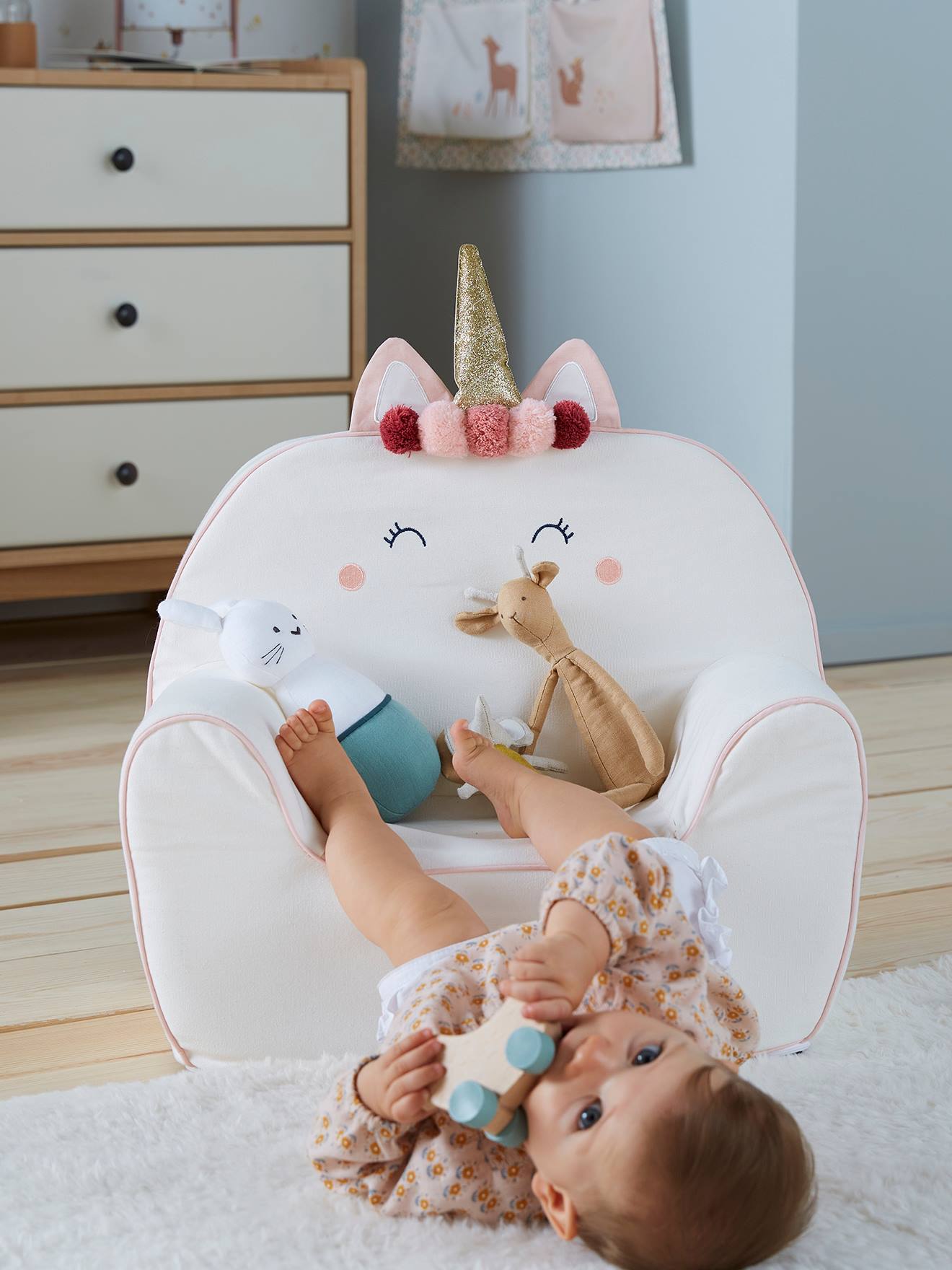 Poltrona de espuma personalizável, unicórnio branco claro liso com motivos.