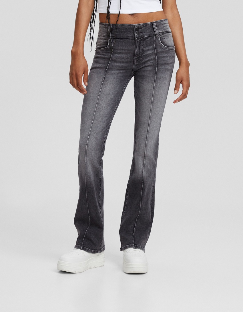 calça jeans bootcut de cintura baixa