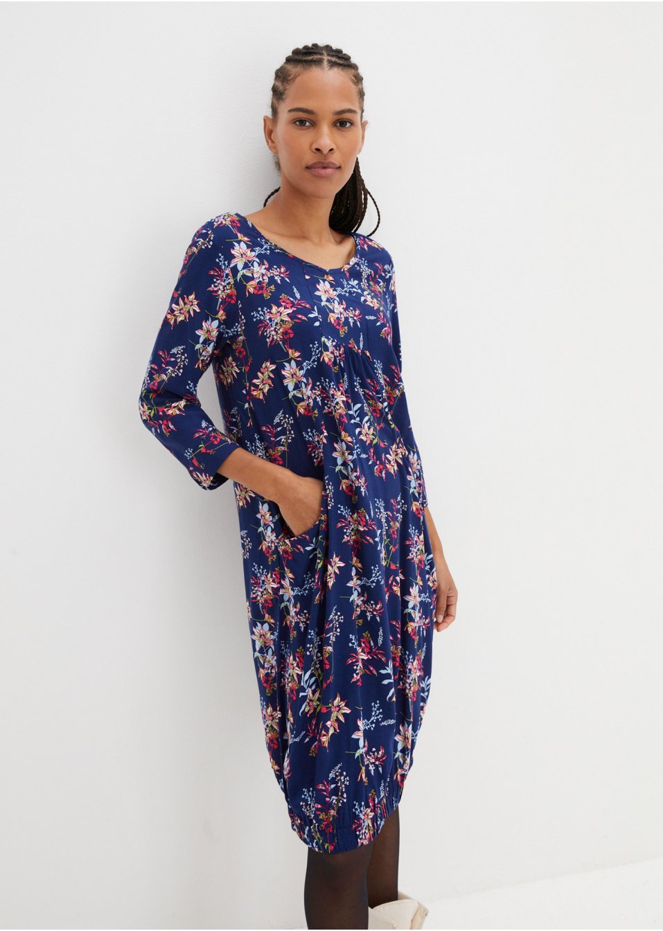 Robe en viscose avec poches en forme de O, sous-genou