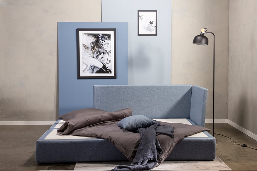 Tina sovesofa I tekstil Solid 74 blå.\tI tekstil Solid 16/1 lys blå.