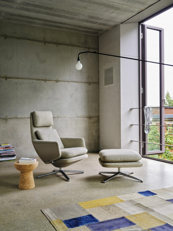 Vitra Grand Repos loungestoel met Ottoman, Cosy kiezelgrijs