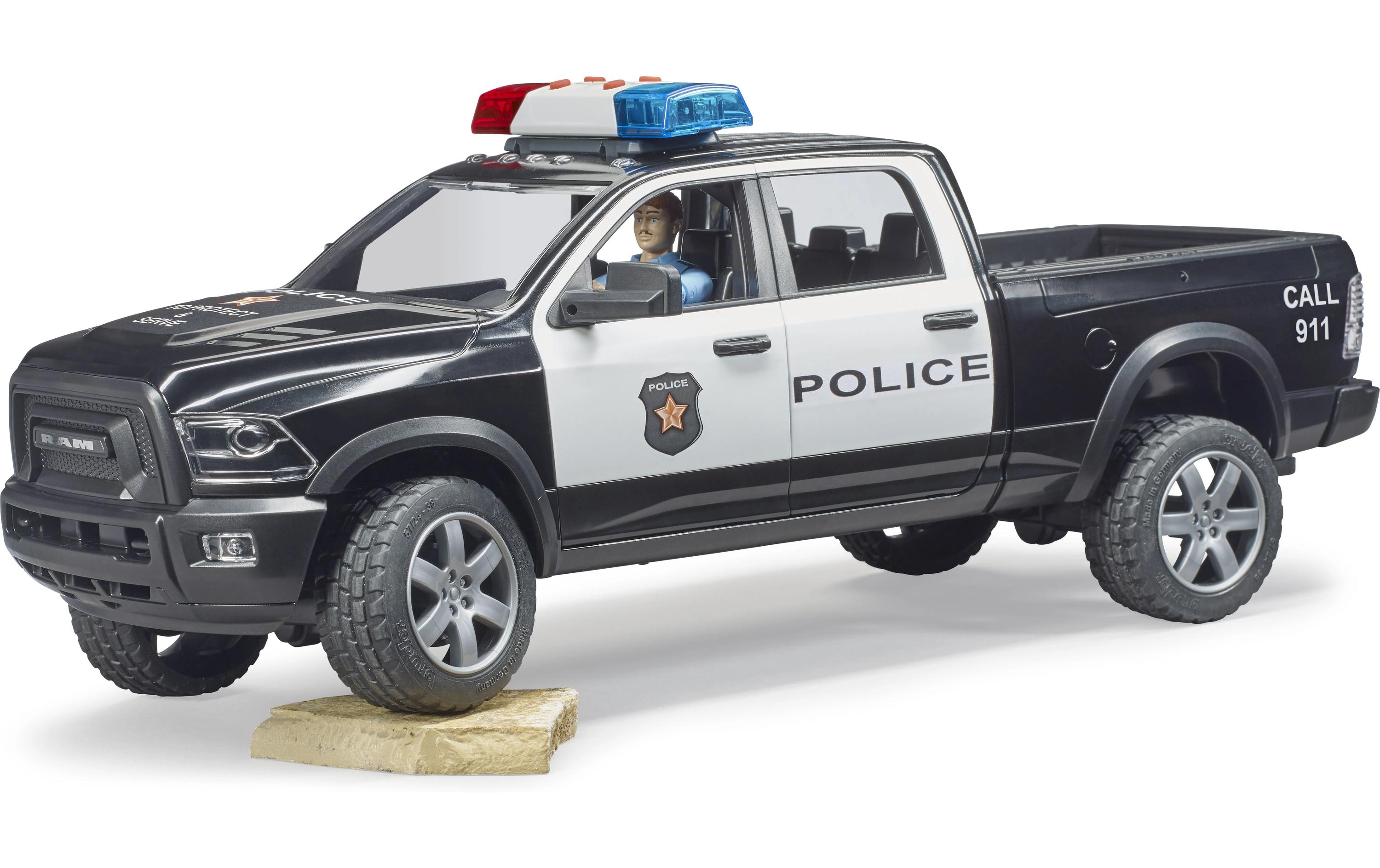 Polizei Pickup mit PolizistPolizeifahrzeug