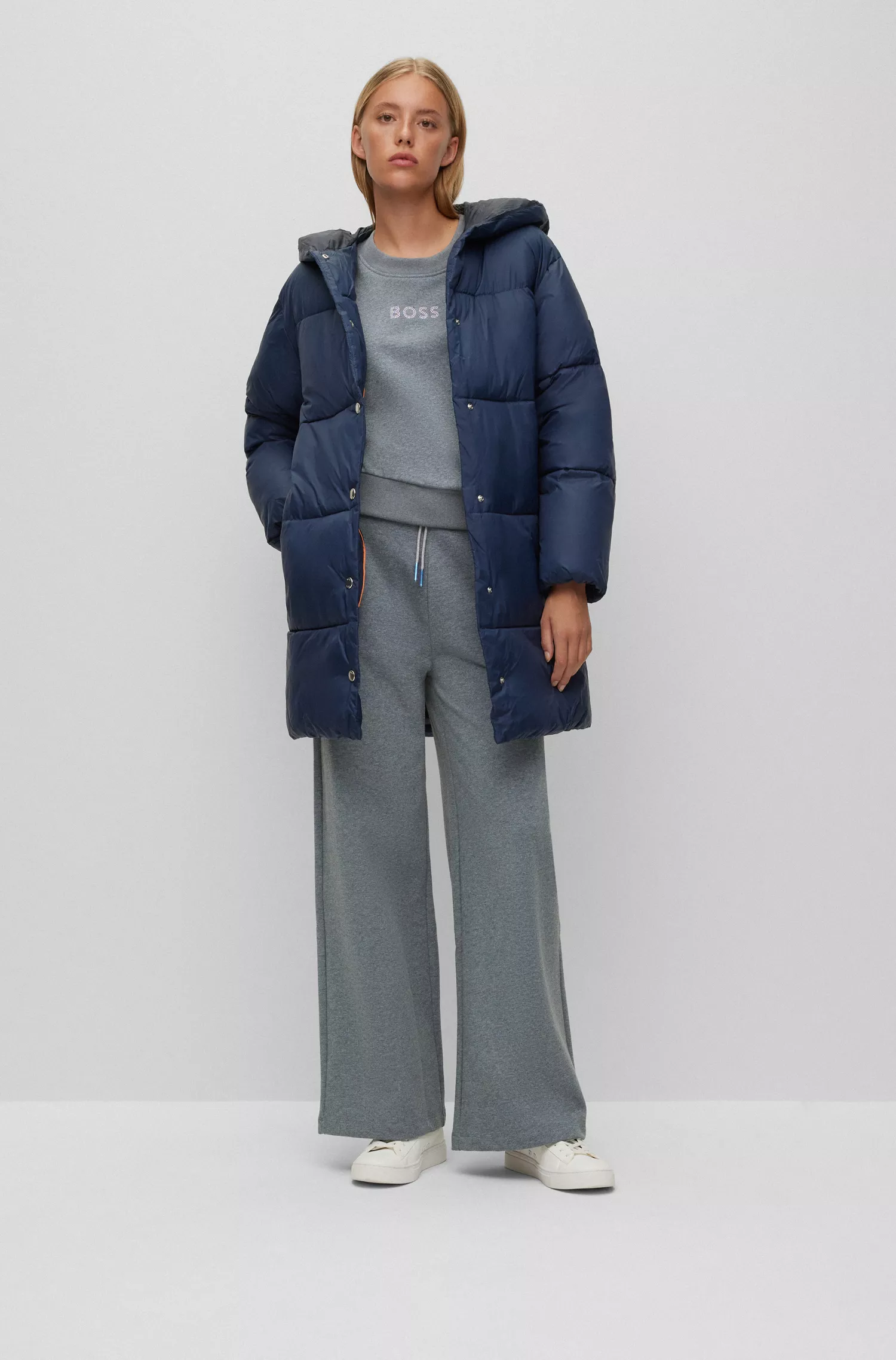 Jaqueta puffer BOSS laranja, modelagem oversized e acabamento repelente à água.