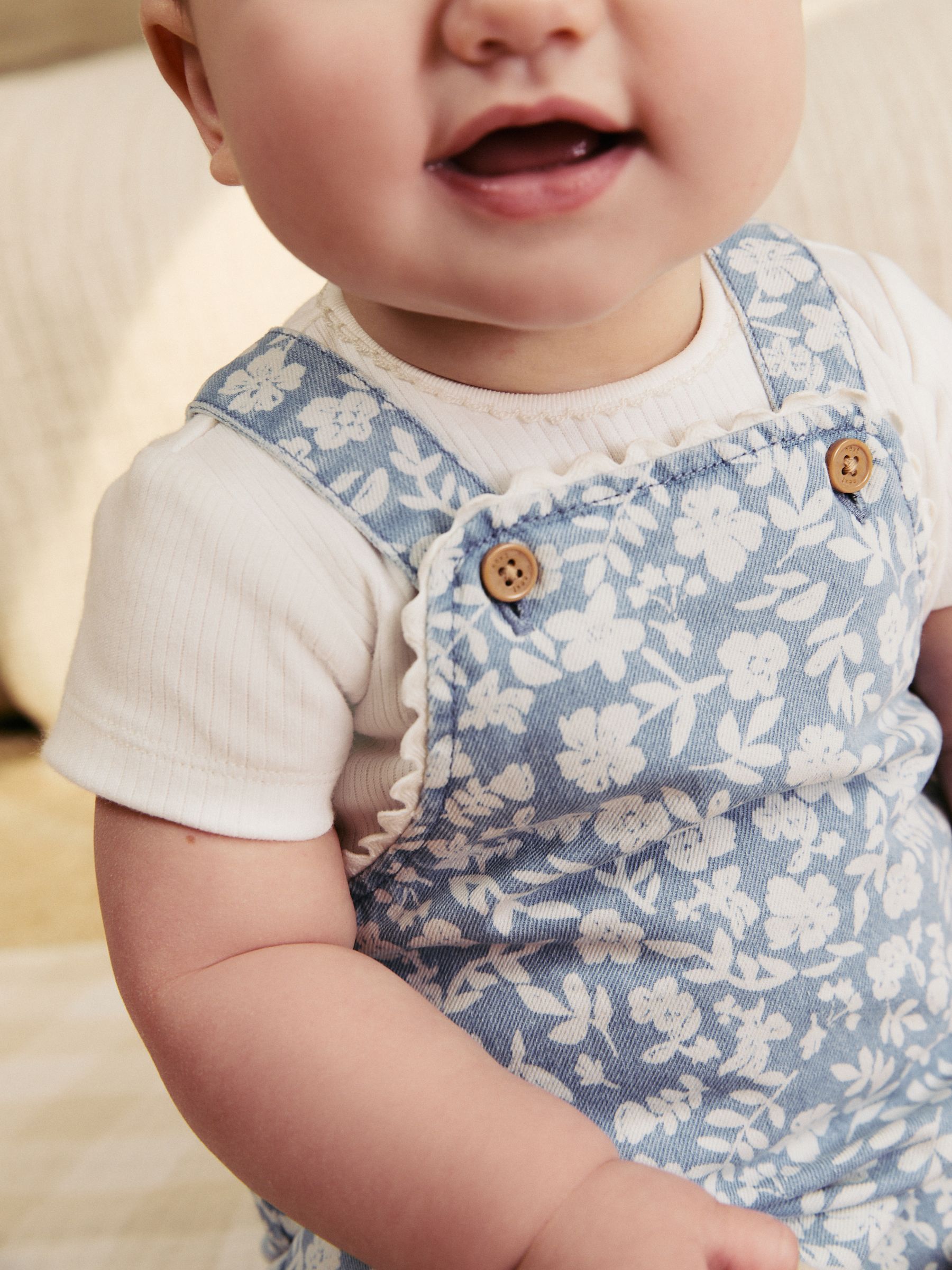 Denim met bloemen en ecru - Babyset van rompertje met korte mouwen en bretelbroek (0mnd -2jr)