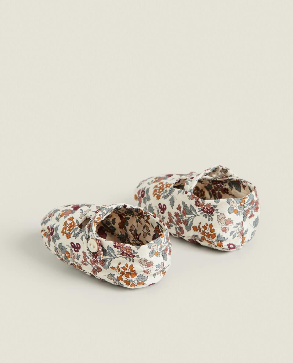 SAPATINHOS INFANTIS EM TECIDO COM ESTAMPA FLORAL