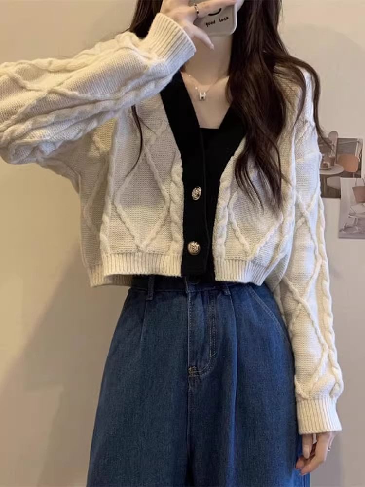 Dream Drop - V-hals contrasterende kabelgebreide crop top met knoopjes