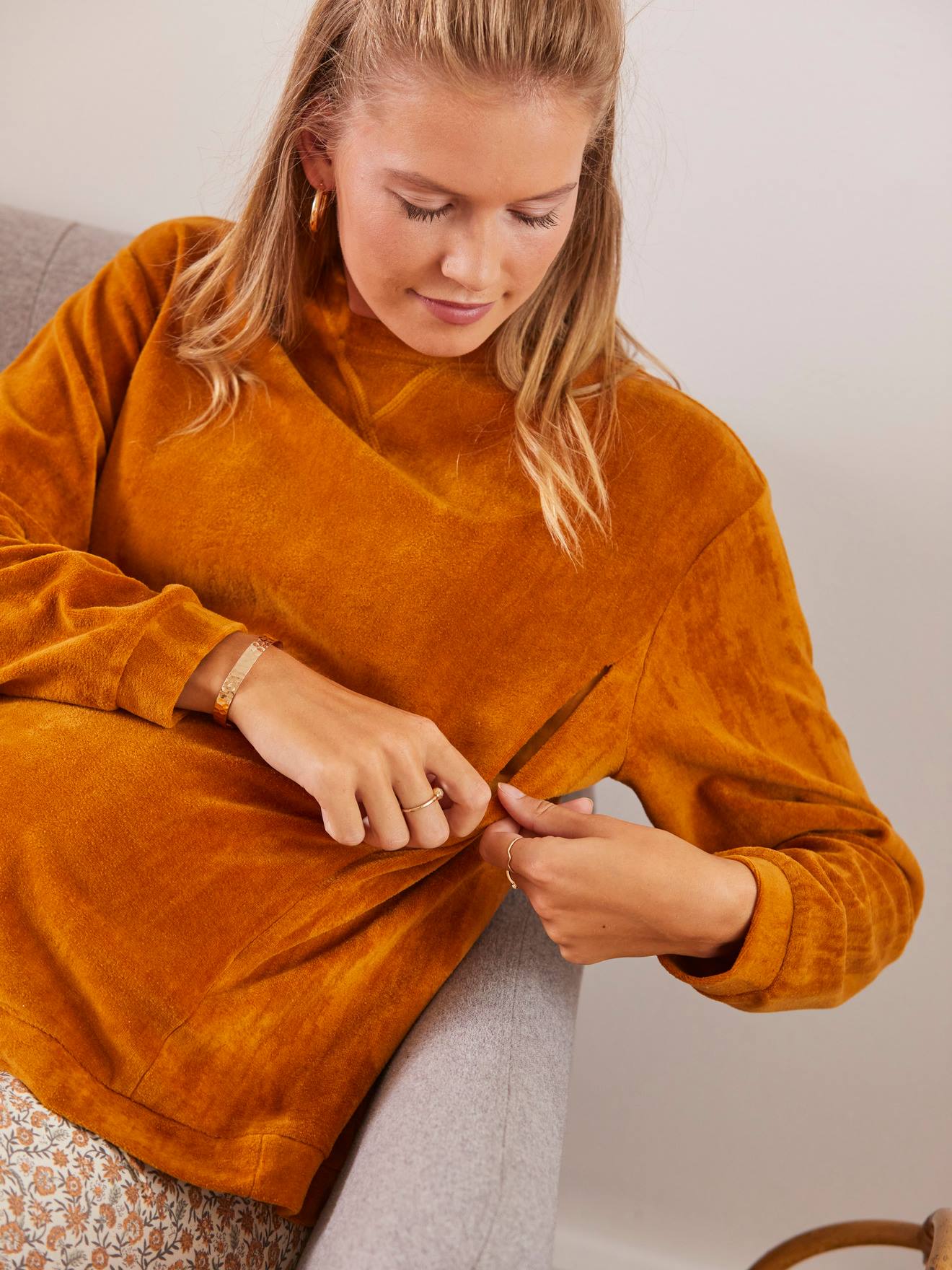 Conjunto de 2 peças de roupa para usar em casa durante a gravidez e amamentação, cor marrom escuro lisa.