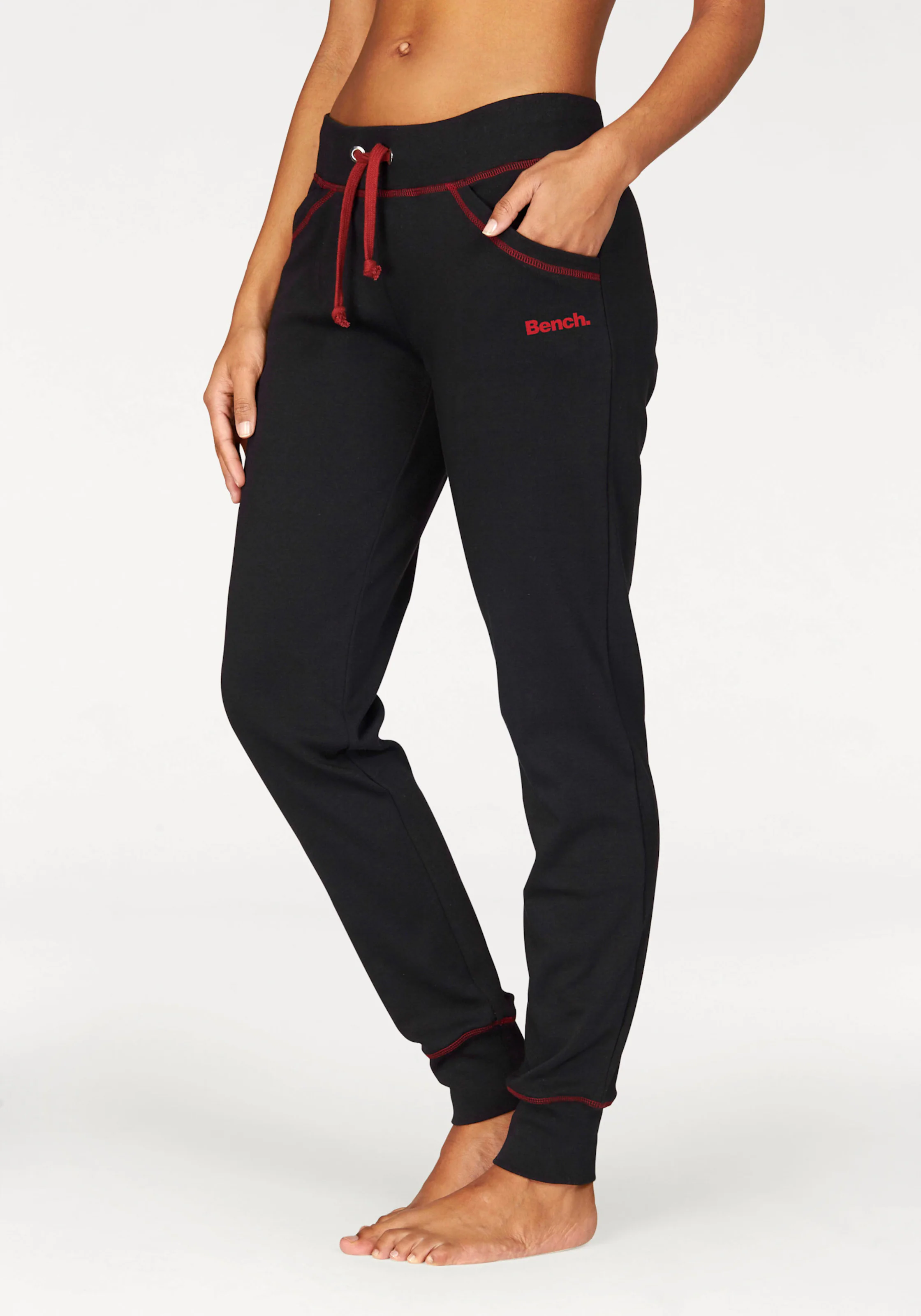 Relaxhose in schwarz-rubinrot