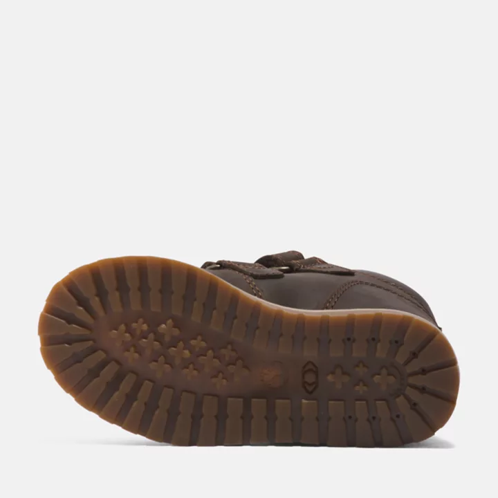Bota infantil Pokey Pine com fecho de velcro na cor marrom escuro.
