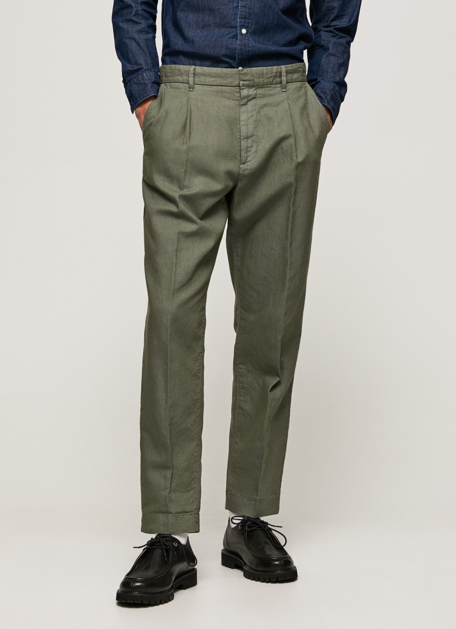 Calça chinesa com corte relaxado em flecha - casting green