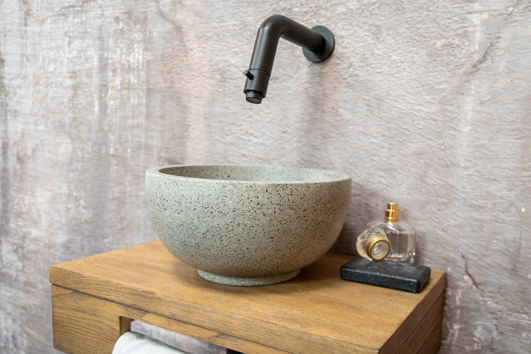 Saniclear Seba fonteinset met bruin eiken plank, grijze terrazzo waskom en zwarte kraan voor in het toilet