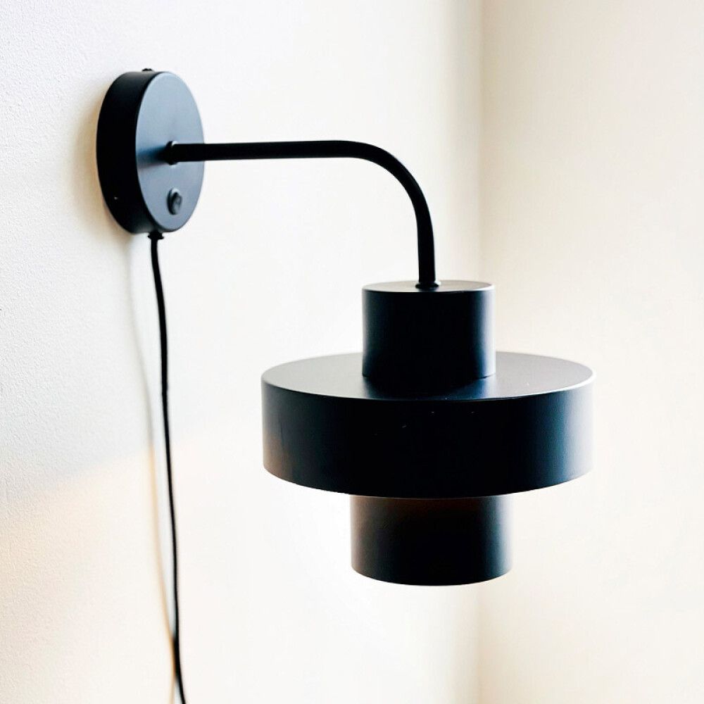 VEGGLAMPE DYBERG LARSEN STOKE SVART