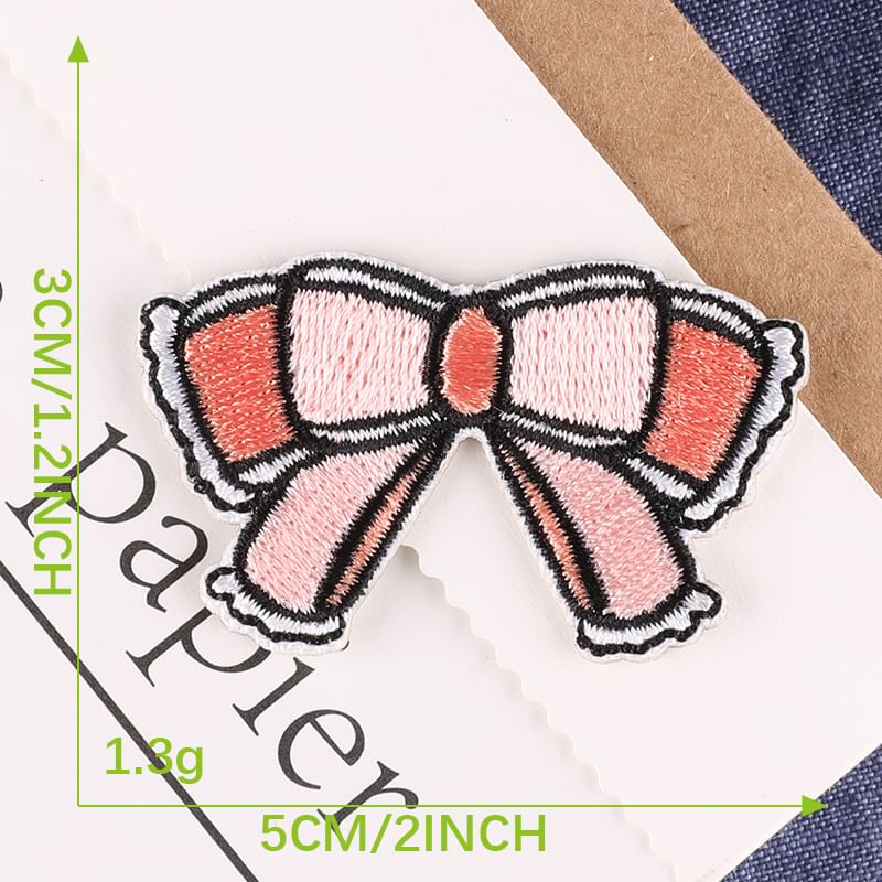 Embroidery Kingdom - Geborduurde applicatiepatch met strik (verschillende ontwerpen)