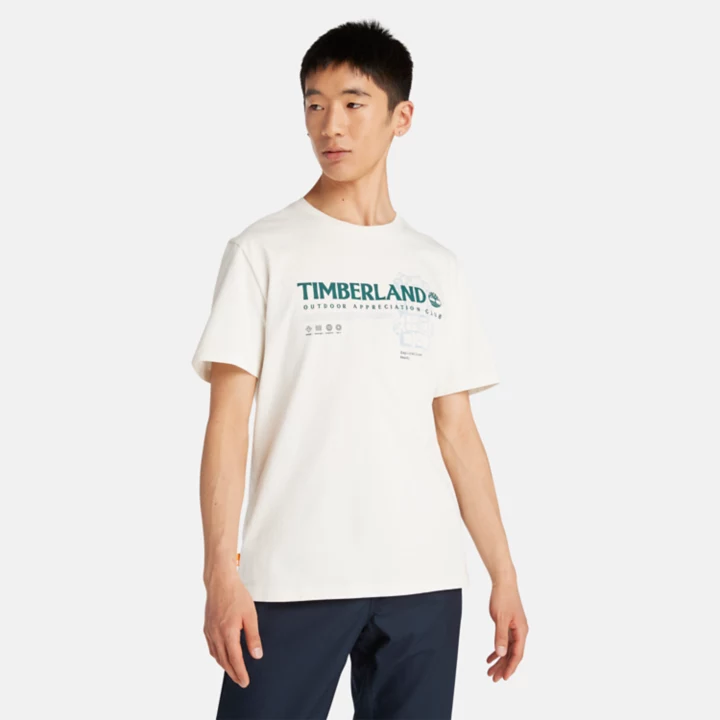 Camiseta masculina branca com estampa para atividades ao ar livre.