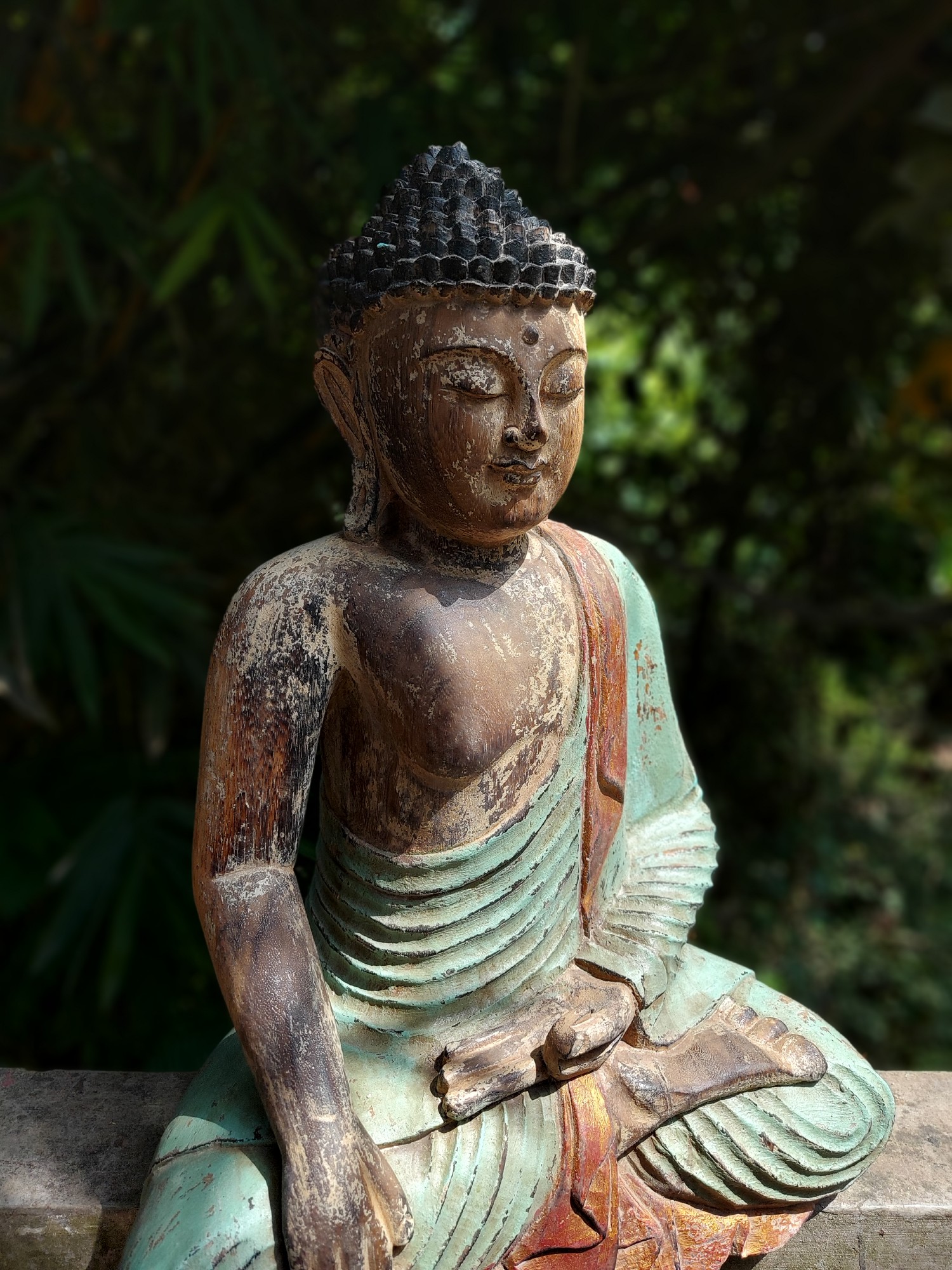 Holz-Skulptur 'Buddha sitzend', grün, gold, B 42 cm, H 52 cm, T 17 cm von fischer's lagerhaus