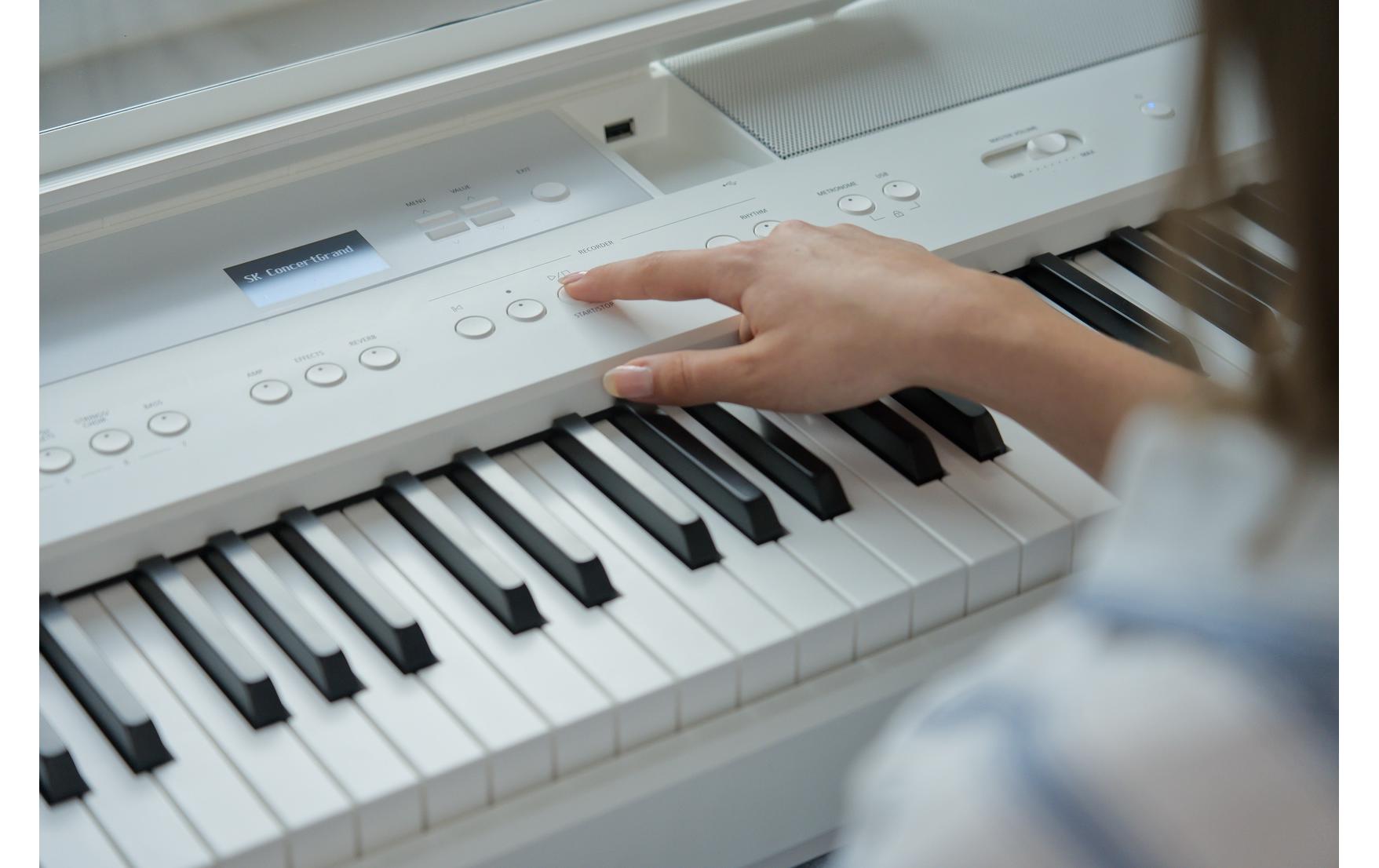 E-Piano ES-520 – Weiss<br>Digitalpiano mit Bluetooth-MIDI-Konnektivität und integrierten Lern- und Aufnahmefunktionen