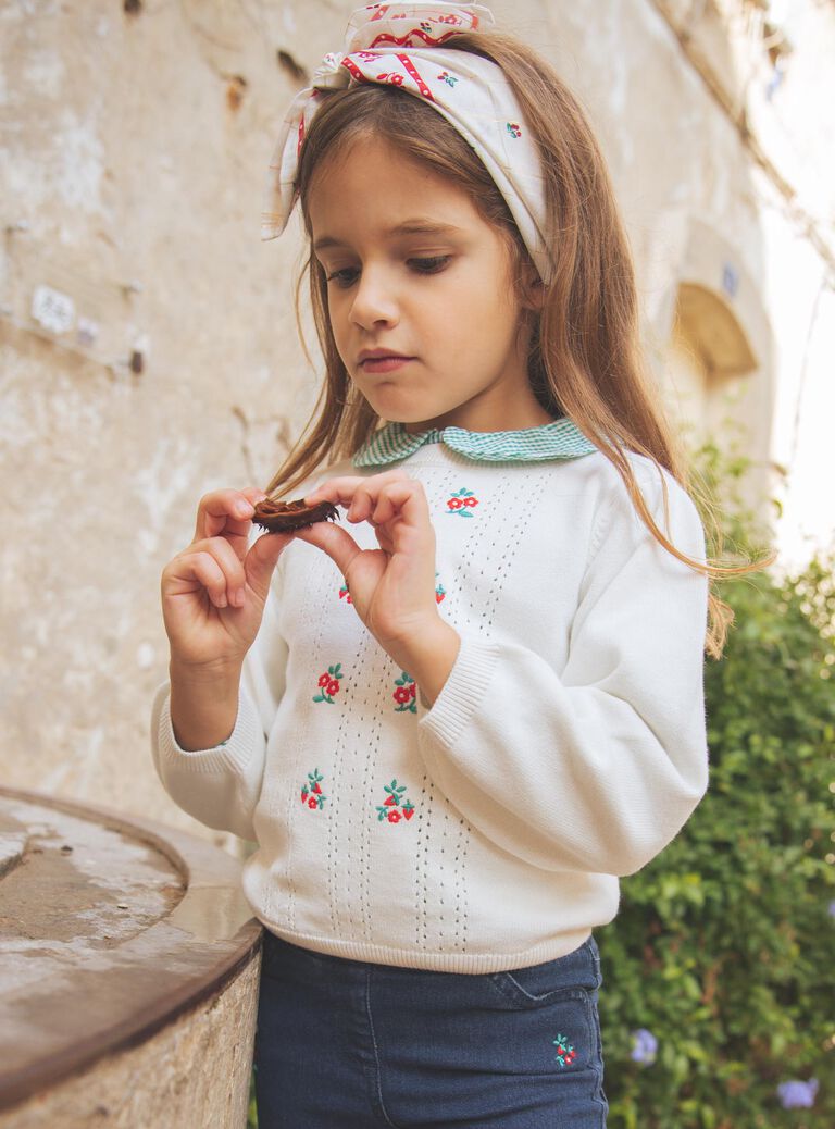 Pull écru ajouré à broderies fleuries et fraises