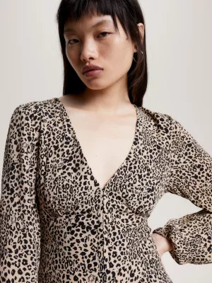Vestido curto com estampa de leopardo e decote em V