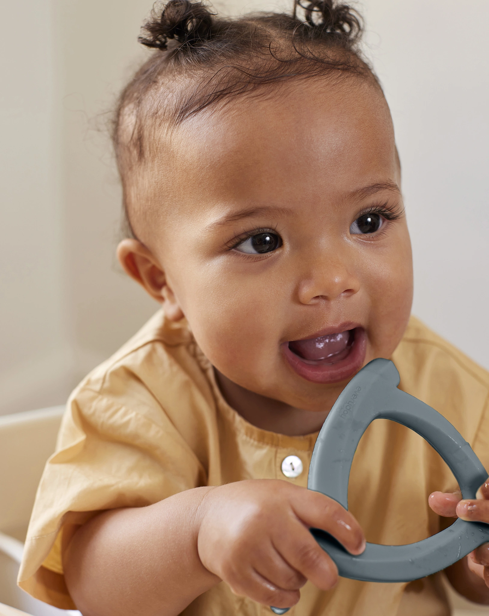 Silikon Beißring EVERYDAY BABY - TRIANGEL (10cm) in grün