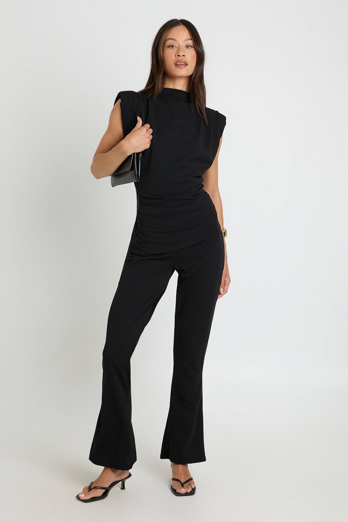boohoo Ensemble Top À Épaulettes Et Pantalon Évasé En Crêpe Scuba Pour Grandes Tailles