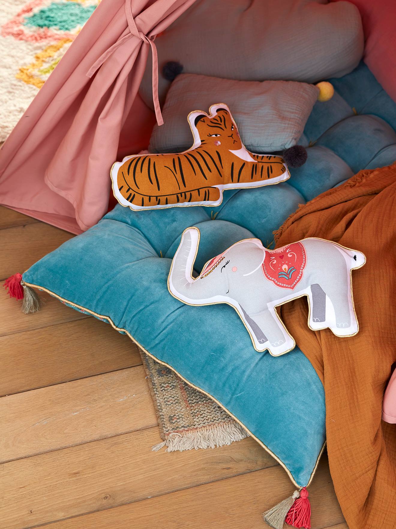 Conjunto de 2 almofadas Eden India com estampa de animais, cor marrom claro lisa com motivos.