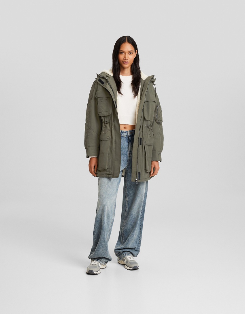 Parka comprida de nylon com forro de imitação de pele de carneiro.