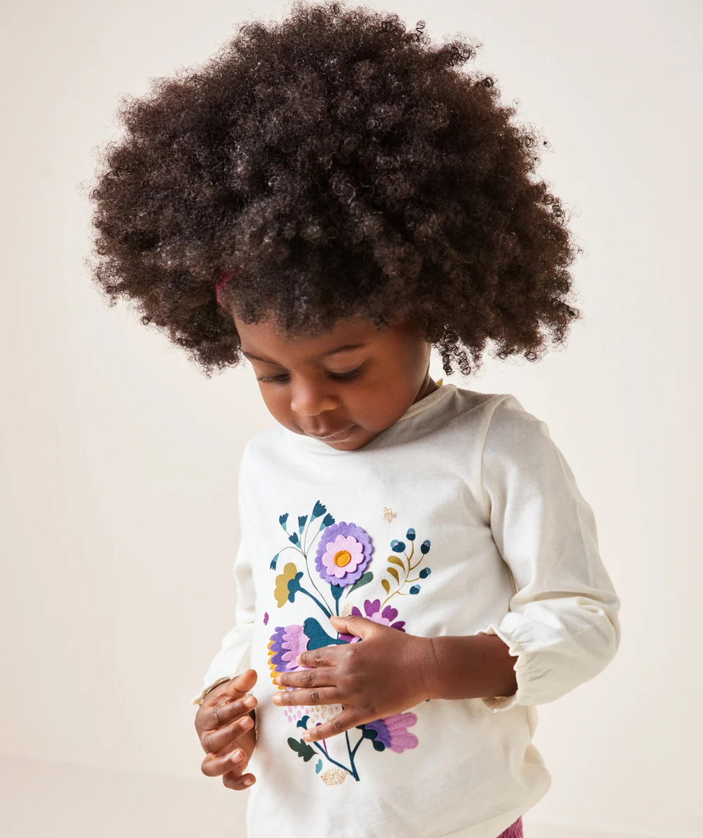 T-SHIRT BÉBÉ FILLE EN COTON BIO ÉCRU AVEC FLEURS EN RELIEF