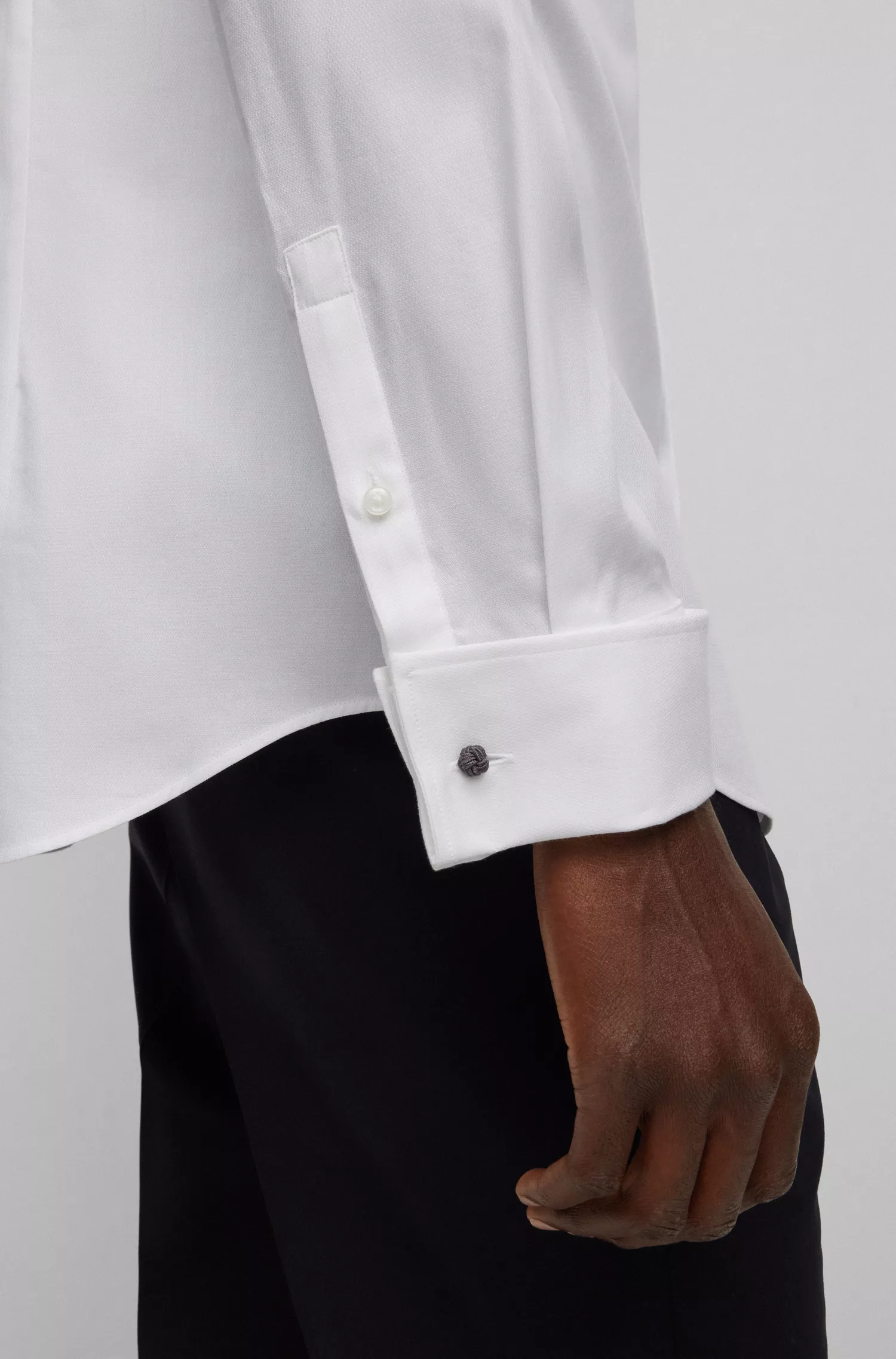 Camisa BOSS preta de corte slim em algodão estruturado com elastano.