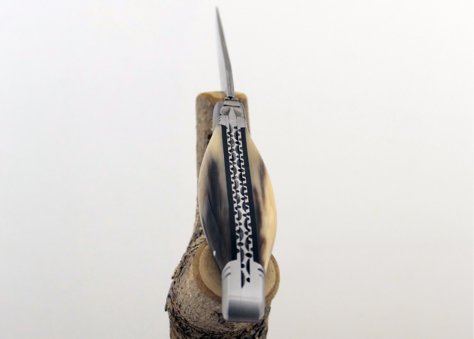 Couteau Laguiole prestige avec un manche en pointe de corne blonde et mitres en acier inoxydable et lame Damas
