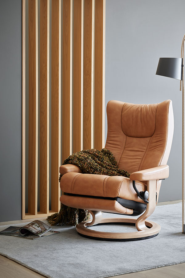 Wing lenestol - Classic Power Leg&Back I hud Paloma Taupe, med elektrisk hvilefunksjon og Classic eik understell.