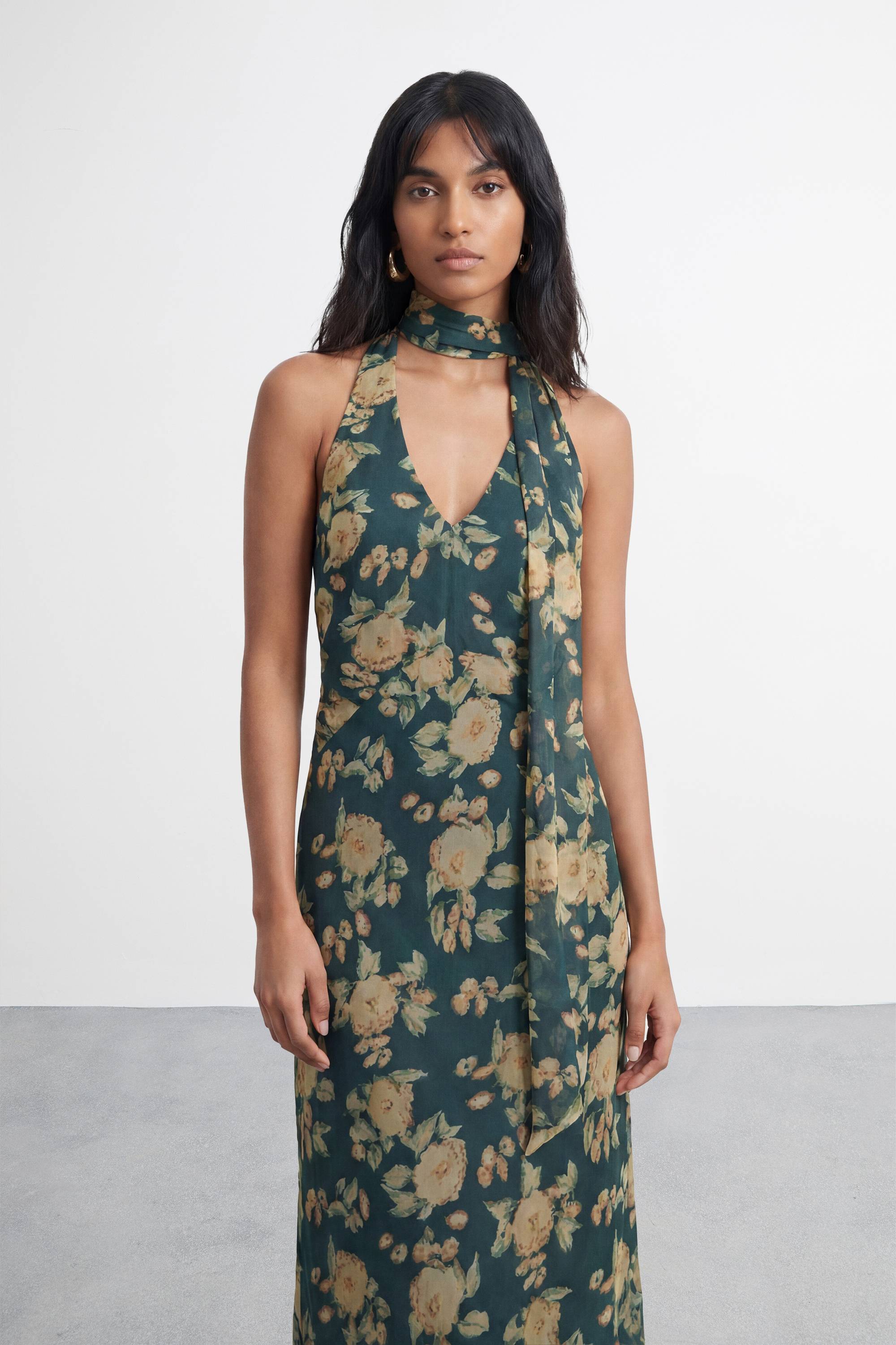 Warehouse Robe Longue Dos-nu À Col Noué Avec Imprimé Floral Flou