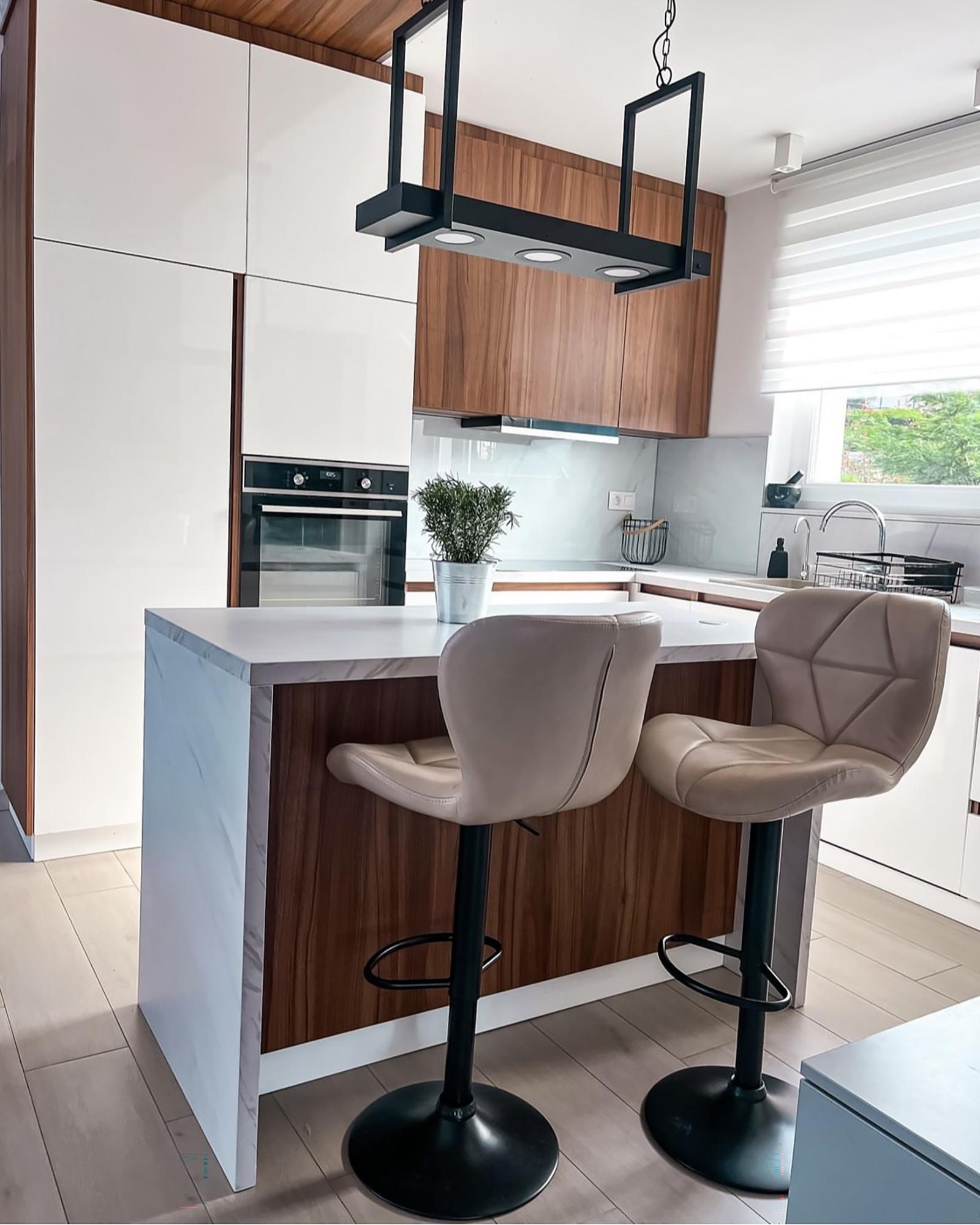 Set van 2 barstoelen VALETTA Kunstleer draaibaar Lichtbeige