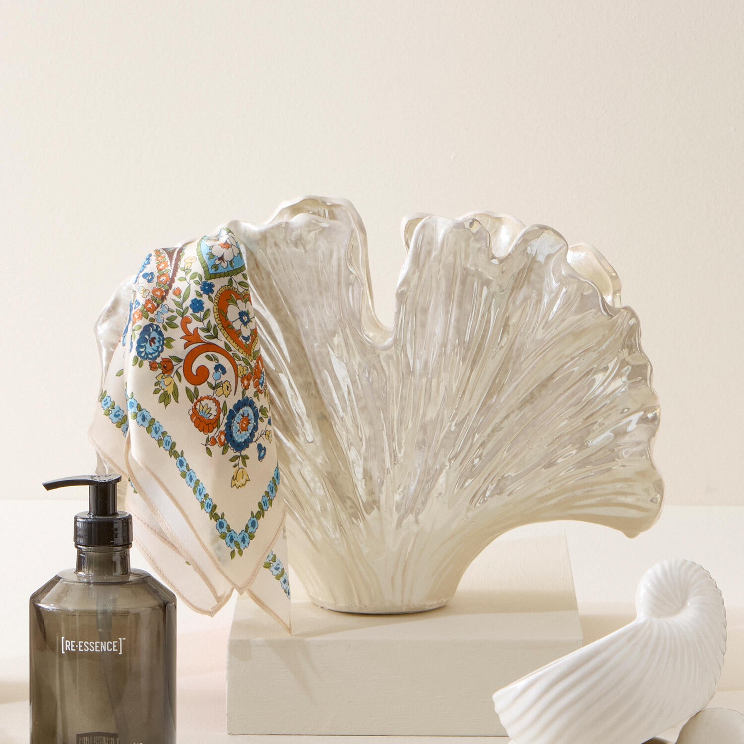 Bahne Interior  Seashell vase, Perlemor - H22,5 cm