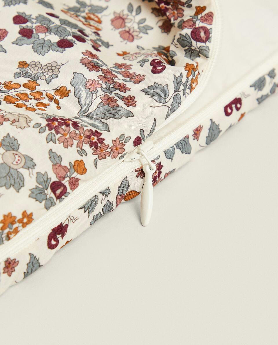 Saco de dormir infantil com estampa floral