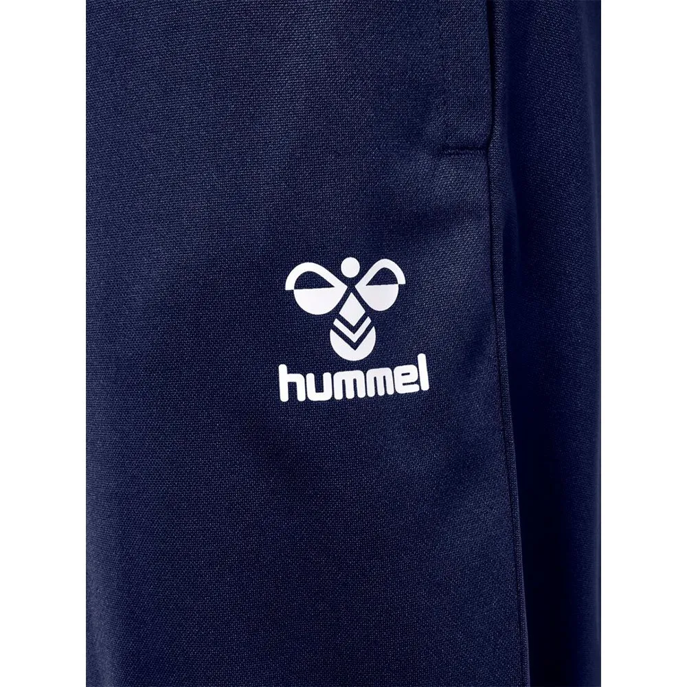 Conjunto esportivo com o logotipo da Hummel