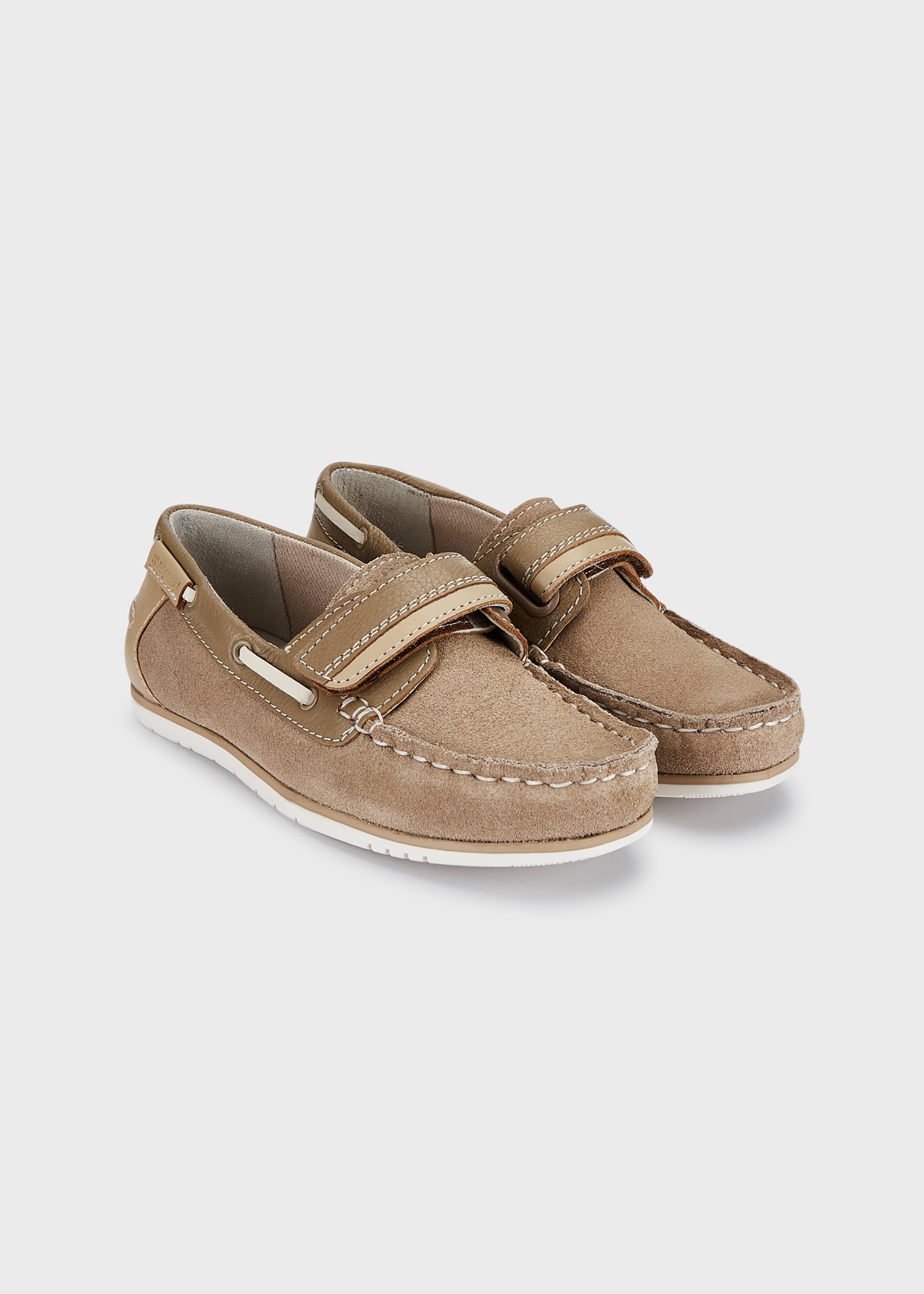 Sapato náutico de couro com cordão decorativo para meninos