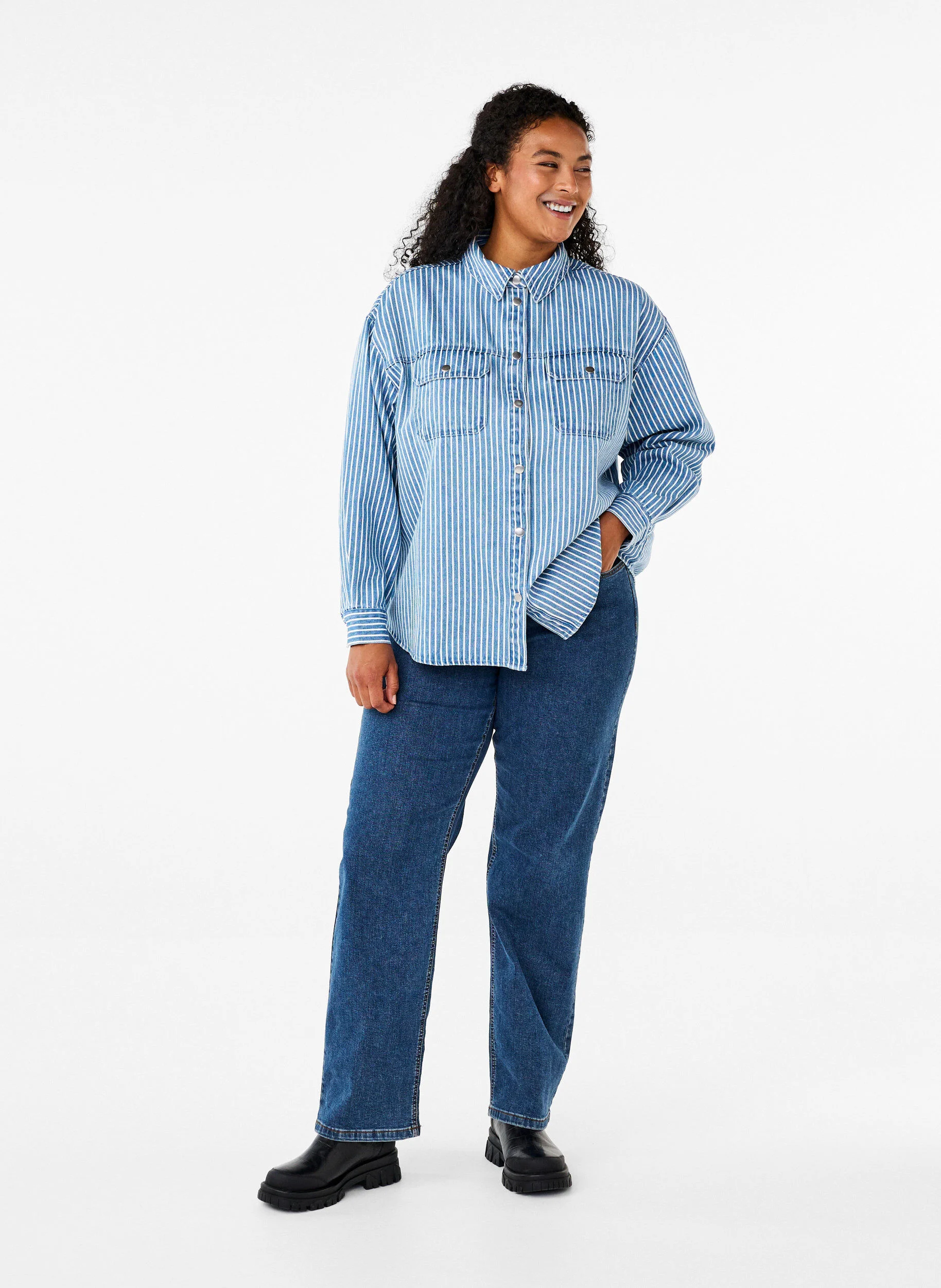 Stribet denimskjorte med brystlommer