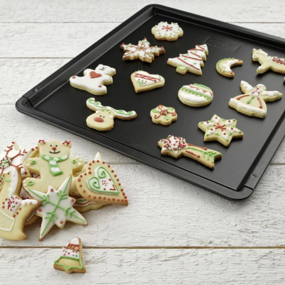 Ensemble avec plaque à pâtisserie extensible et 9 emporte-pièces sur c