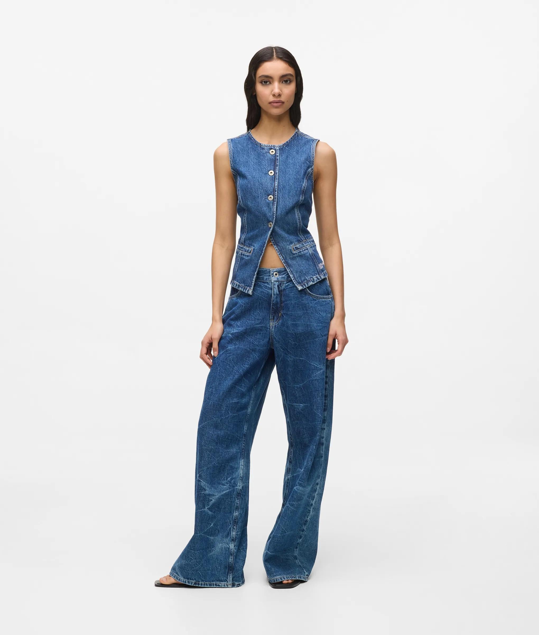 Low-rise wide-leg jeans