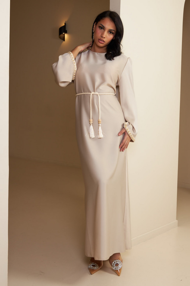 Robe blanche ceinturée à ceinture pompom