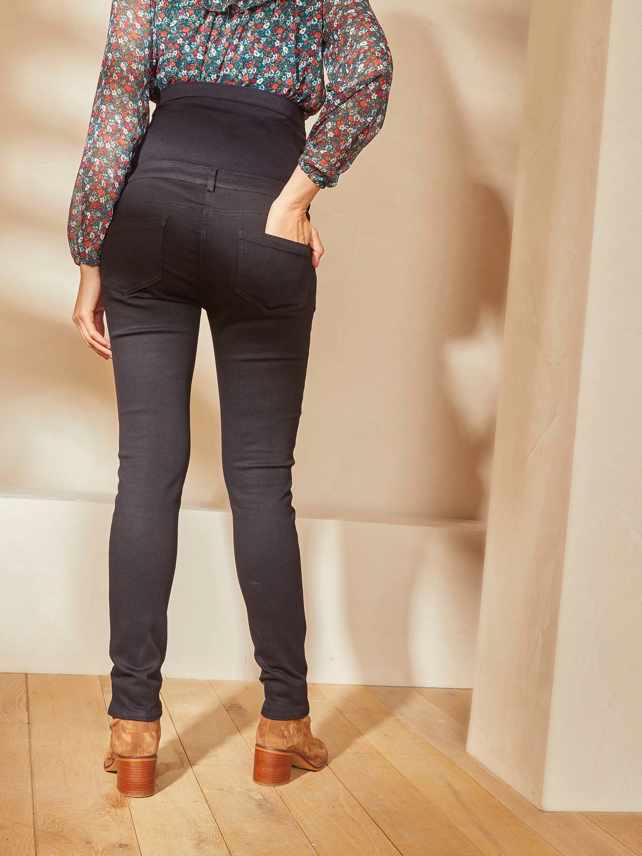 Calça jeans slim para gestantes com faixa lisa cinza-escura sem costura.